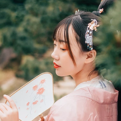 粉衣帶團扇女生頭像，唯美古風真人頭像