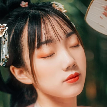 粉衣帶團扇女生頭像，唯美古風真人頭像