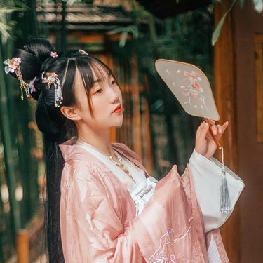 粉衣帶團扇女生頭像，唯美古風真人頭像