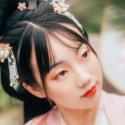 粉衣帶團扇女生頭像，唯美古風真人頭像