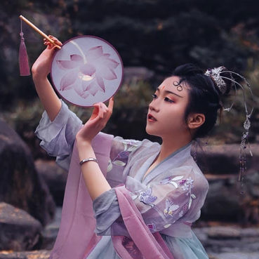 淡紫嬌艷帶團(tuán)扇女生頭像，唯美古風(fēng)真人頭像