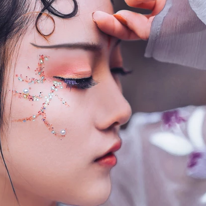 淡紫嬌艷帶團(tuán)扇女生頭像，唯美古風(fēng)真人頭像