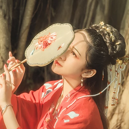 彼岸花團扇紅妝紅衣頭像，唯美古風真人頭像