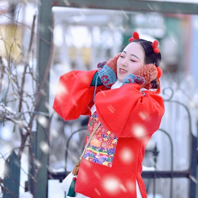 雪景俏皮可愛女生頭像，唯美古風真人頭像