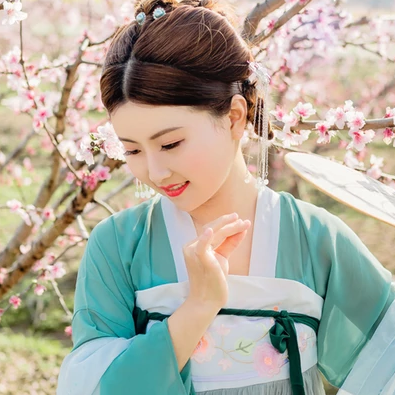 桃花樹(shù)下帶團(tuán)扇女生頭像，唯美古風(fēng)真人頭像