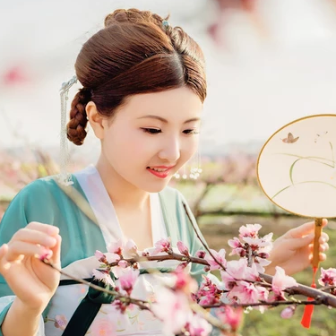 桃花樹(shù)下帶團(tuán)扇女生頭像，唯美古風(fēng)真人頭像
