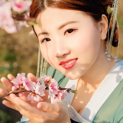 桃花樹(shù)下帶團(tuán)扇女生頭像，唯美古風(fēng)真人頭像