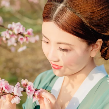 桃花樹(shù)下帶團(tuán)扇女生頭像，唯美古風(fēng)真人頭像
