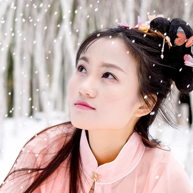 雪景帶傘紅衣女生頭像，唯美古風(fēng)真人頭像