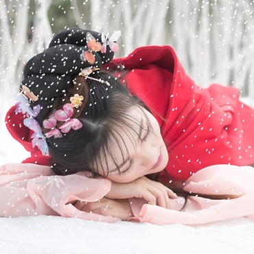 雪景帶傘紅衣女生頭像，唯美古風(fēng)真人頭像