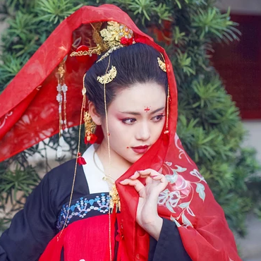 嬌艷紅色帶傘女生頭像，唯美古風(fēng)真人頭像