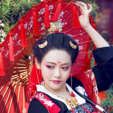 嬌艷紅色帶傘女生頭像，唯美古風(fēng)真人頭像