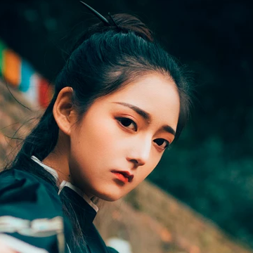 霸氣帶兵器俠客女生頭像，唯美古風真人頭像