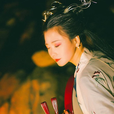 夜晚彈琵琶女生頭像，唯美古風(fēng)真人頭像
