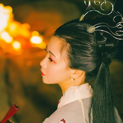 夜晚彈琵琶女生頭像，唯美古風(fēng)真人頭像