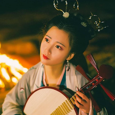 夜晚彈琵琶女生頭像，唯美古風(fēng)真人頭像
