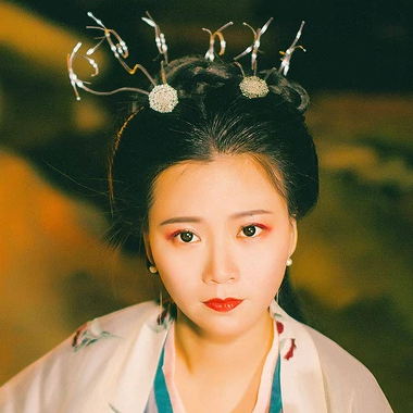 夜晚彈琵琶女生頭像，唯美古風(fēng)真人頭像
