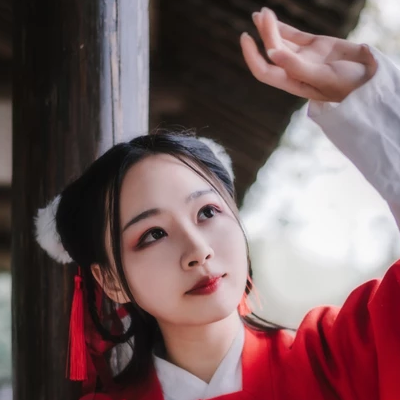 紅衣落雪可愛女生頭像，唯美古風真人頭像