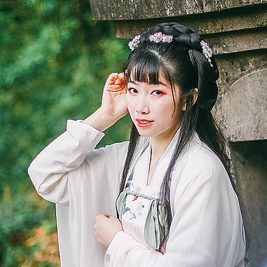 花庭樹下女生頭像，唯美古風真人頭像