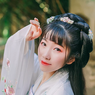 花庭樹下女生頭像，唯美古風真人頭像