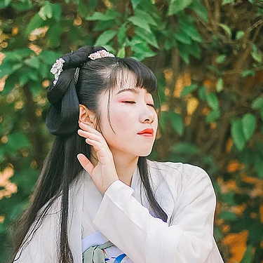 花庭樹下女生頭像，唯美古風真人頭像