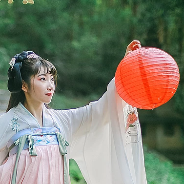 花庭樹下女生頭像，唯美古風真人頭像