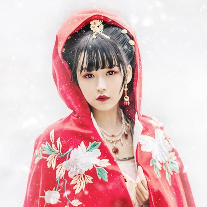 雪花飛舞紅衣女生頭像，唯美古風真人頭像