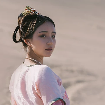 沙漠紅衣女子頭像，唯美古風(fēng)真人頭像