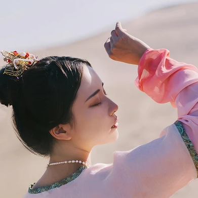 沙漠紅衣女子頭像，唯美古風(fēng)真人頭像