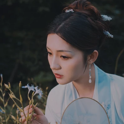 文藝帶團(tuán)扇女生頭像，唯美古風(fēng)真人頭像