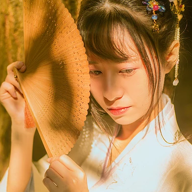 秋藝帶折扇女生頭像，唯美古風(fēng)真人頭像