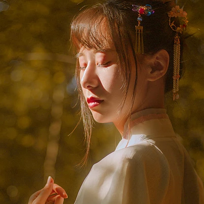 秋藝帶折扇女生頭像，唯美古風(fēng)真人頭像