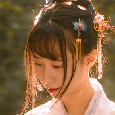 秋藝帶折扇女生頭像，唯美古風(fēng)真人頭像