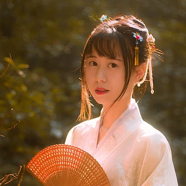 秋藝帶折扇女生頭像，唯美古風(fēng)真人頭像