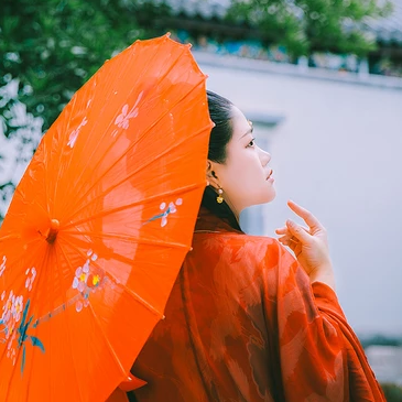 蓮池邊帶紅傘紅衣女生頭像，唯美古風(fēng)真人頭像