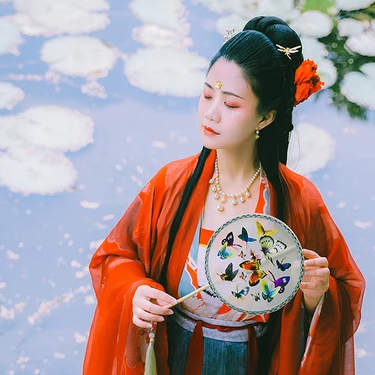 蓮池邊帶紅傘紅衣女生頭像，唯美古風(fēng)真人頭像