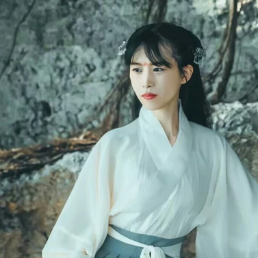 素衣帶傘和團(tuán)扇女生頭像，唯美古風(fēng)真人頭像