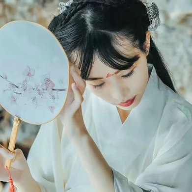素衣帶傘和團(tuán)扇女生頭像，唯美古風(fēng)真人頭像