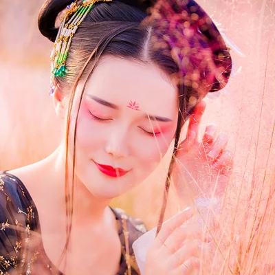 粉黛帶紅傘女生頭像，唯美古風真人頭像