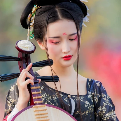 粉黛帶紅傘女生頭像，唯美古風真人頭像