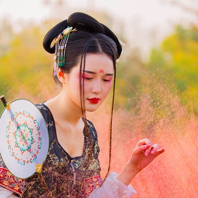 粉黛帶紅傘女生頭像，唯美古風真人頭像