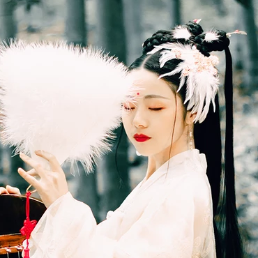 羽毛下雪白衣女生頭像，唯美古風(fēng)真人頭像