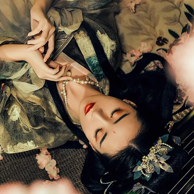 華麗妝容帶團扇女子頭像，唯美古風真人頭像