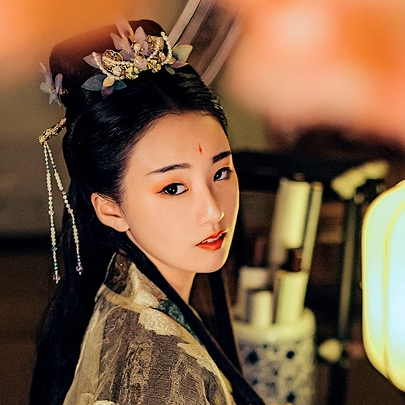 華麗妝容帶團扇女子頭像，唯美古風真人頭像