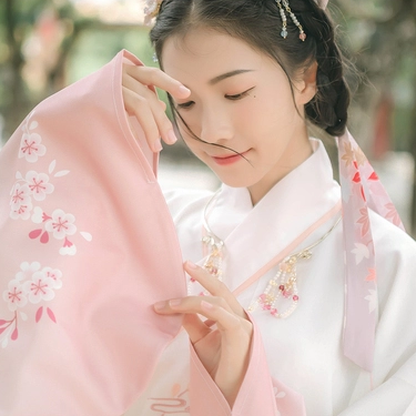 粉嫩提燈少女頭像，唯美古真人頭像