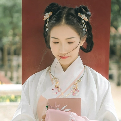 粉嫩提燈少女頭像，唯美古真人頭像