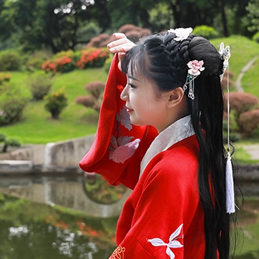 鮮艷紅衣女生頭像，唯美古風(fēng)真人頭像