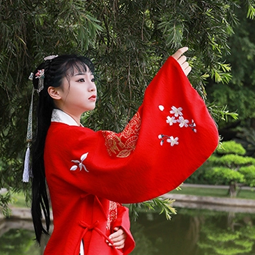 鮮艷紅衣女生頭像，唯美古風(fēng)真人頭像