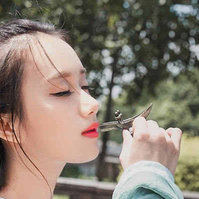 素衣女生喝酒頭像，唯美古風(fēng)真人頭像