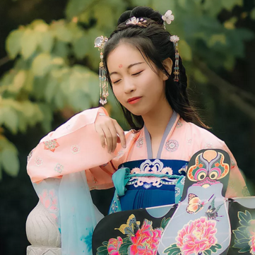 柳葉下放風箏女生頭像，唯美古風真人頭像